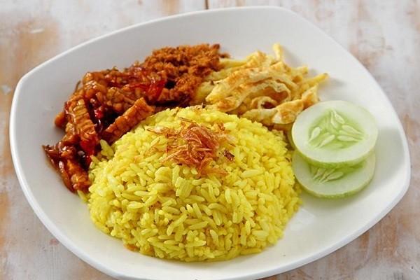 Puisi : Nasi Kuning Buat Kiyomi Dan Gabrielle