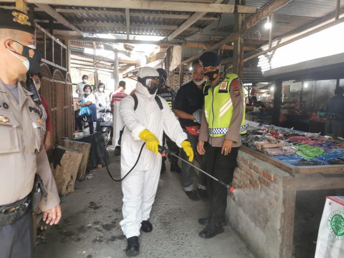 Brimob Polda Sumut Lakukan Penyemprotan Skala Besar di Pasar Pasar Kota Medan Jelang Idul Fitri