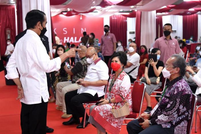 Presiden Jokowi Tinjau Vaksinasi Massal bagi para Pelaku Usaha Perdagangan