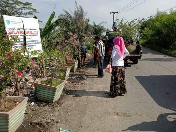 DLH Labuhanbatu Tebar Pohon Bunga di TPS Liar