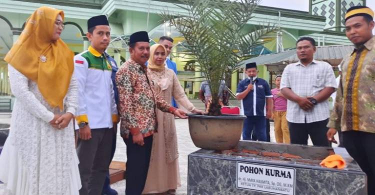 Resmikan Halaman Parkir Mesjid Al-Ikhlas, Ketua PKK Labuhanbatu Tanam Pohon Kurma
