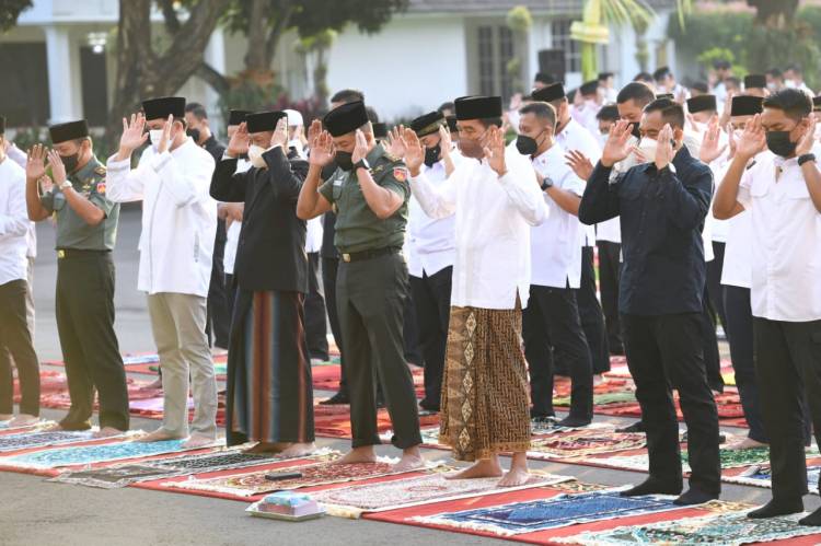 Presiden Jokowi dan Ibu Iriana Salat Idulfitri di Halaman Istana Yogyakarta