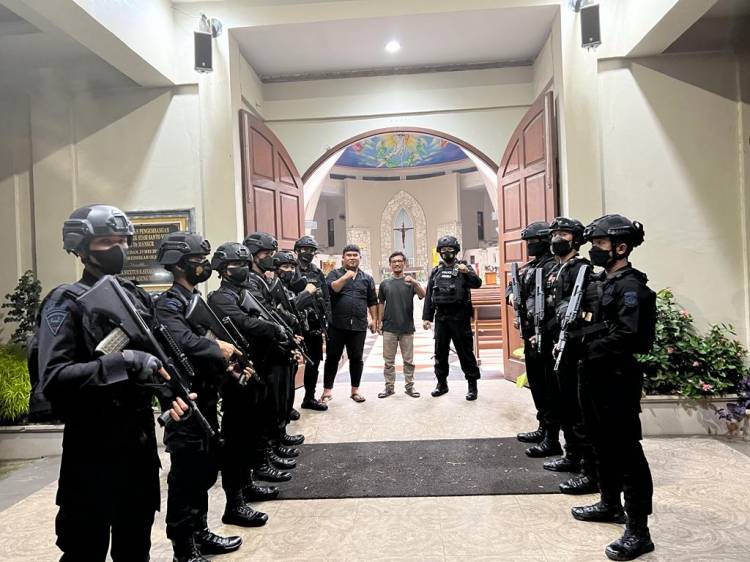 Berikan Pelayanan dan Rasa Aman, Personil Brimob Laksanakan Patroli Sambang dan Cipta Kondisi Pada Malam Hari