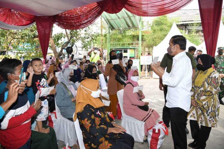 Presiden Jokowi Bagikan Bansos dan Tinjau Harga Minyak Goreng di Pasar