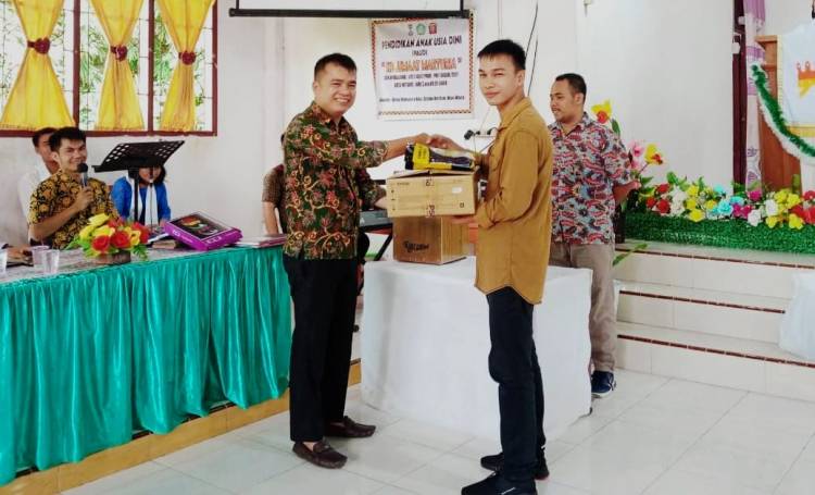 Komisi Pemuda BNKP Marturia Sumbangkan Satu Unit Proyektor Untuk Gereja
