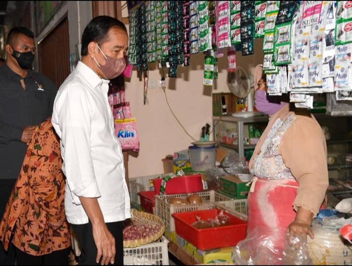 Kunjungi Pasar Muntilan, Presiden Cek Langsung Harga Minyak Goreng
