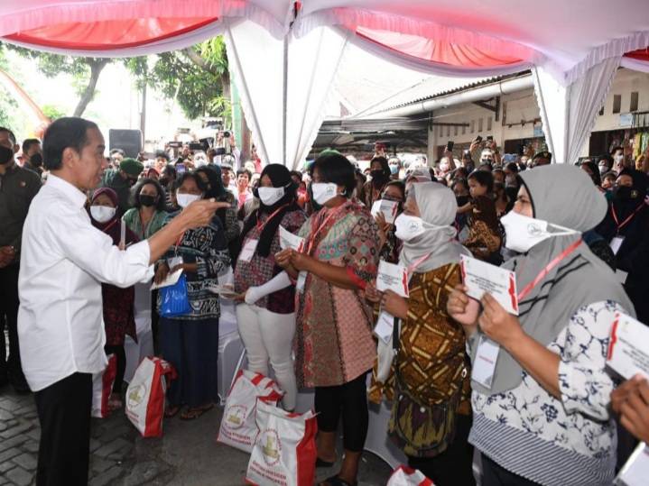 Salurkan Bansos di Surakarta, Presiden Harap Ekonomi Pulih Kembali