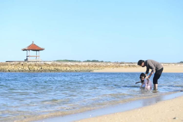 Bersama Cucu, Presiden Jokowi Menikmati Pantai Nusa Dua Bali