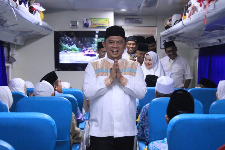 Bupati Labuhanbatu Dampingi Perjalanan Calhaj Menuju Asrama Haji Medan