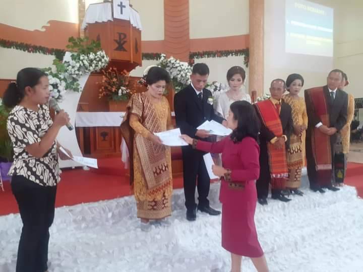 Lagi, Dinas Dukcapil Humbahas Serahkan Administrasi Kependudukan Kepada Pasangan Baru di HKBP Doloksanggul