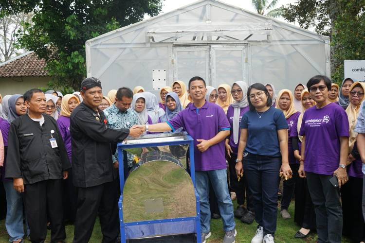 Combiphar Serahkan Mesin Perajang Untuk Lima Desa Binaan di Jawa Tengah
