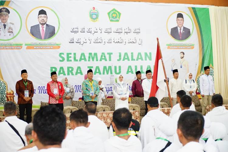 Hj.Ellya Rosa Siregar Lepas Keberangkatan Jamaah Calon Haji Kloter 13 Embarkasi Medan