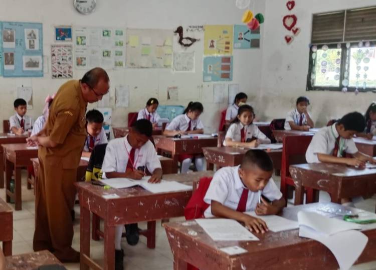 Turun Ke Sekolah, Sekdis Pendidikan Kab. Nias Pastikan UAS Berjalan Lancar