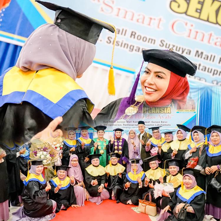 Menginspirasi, Bupati Maya Hasmita Wisuda Puluhan Lansia "Sidaya" Labuhanbatu: Tegaskan Berobat Gratis Cukup Pakai KTP