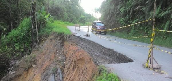 Jalan Tarutung-Sibolga Terancam Putus di Aek Raisan