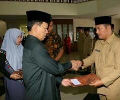 Bupati Tapsel Lantik 32 Pejabat