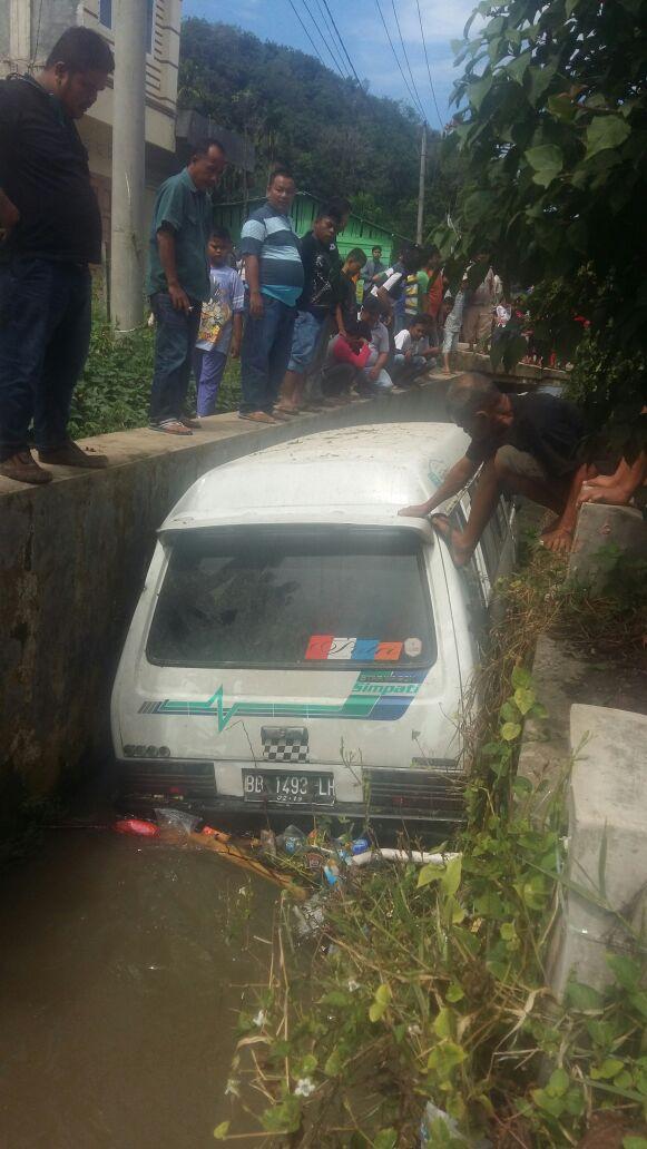 Diduga Akibat Supir Ngantuk, Taksi Terperosok Masuk Parit