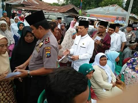 Di Masjid Al Amal Sayurmatinggi, Bupati Tapsel Serahkan Zakat