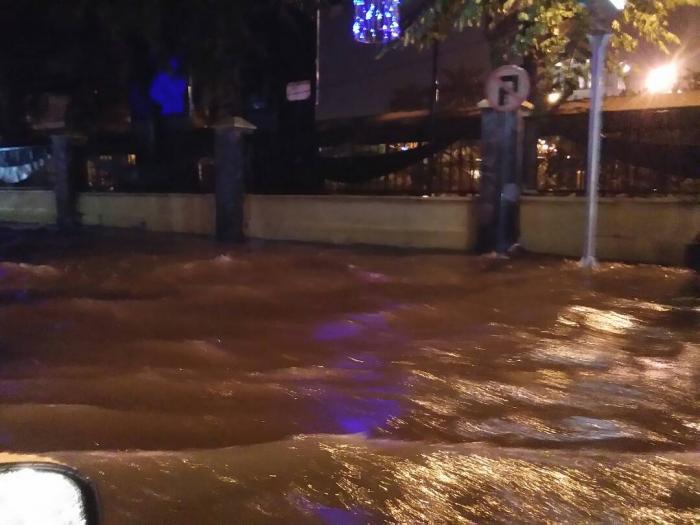 Dilanda Hujan Deras, Sejumlah Jalan di Kota Medan Terendam Banjir