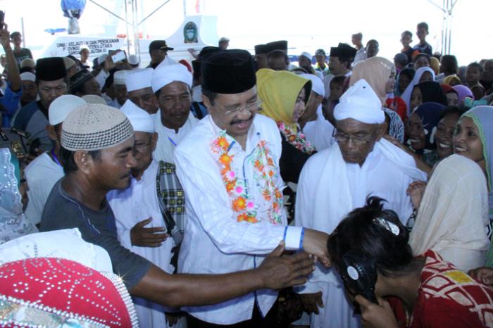 Heboh, Tengku Erry Injakkan Kaki di Jaring Halus