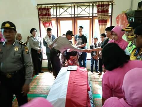 Kapolres Padangsidimpuan : " Kalian Harus Bangga Pada Ayah Kalian " 