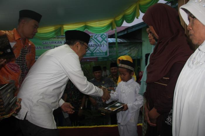 Sekda Kota Medan Serahkan Zakat Kepada Masyarakat Kelurahan Dwikora