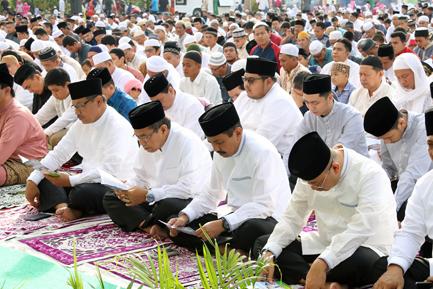 Shalat Idul Fitri di Lapangan Merdeka Medan