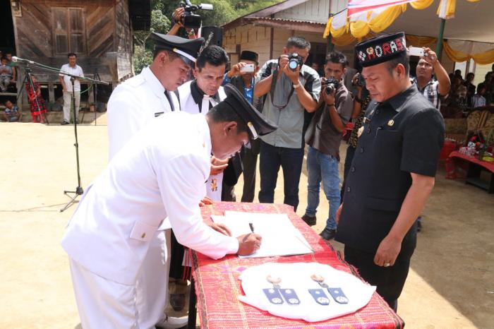 Bupati Nikson Nababan Lantik Kades Kecamatan Pagaran