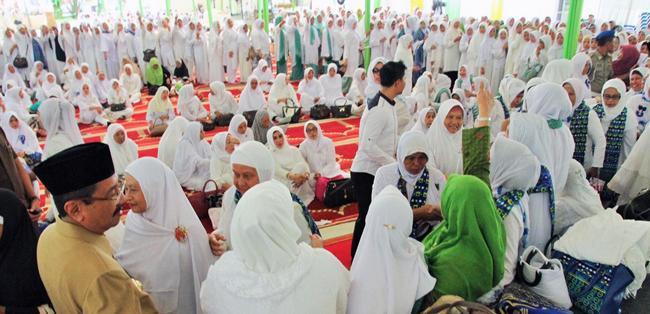 Ribuan Kaum Ibu Shalat Tasbih di Gubernuran