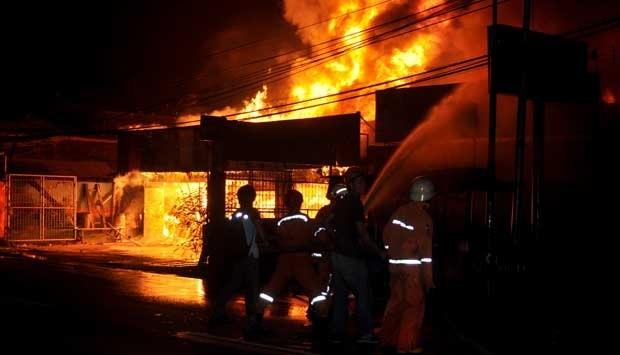 Showroom Mobil di Komplek Griya Ratur Indah Terbakar 