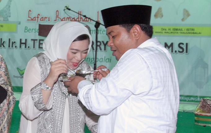 Dua Tahun Pernikahan Wali Kota Tanjung Balai, Makan Kerang di Pantai Galau