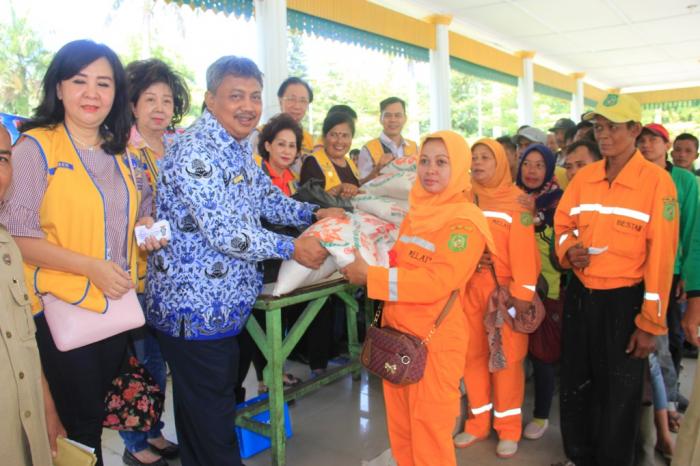 Petugas Bestari dan Melati Lapangan Merdeka Dapat  Paket Sembako