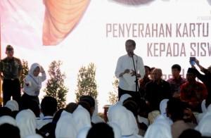Presiden Jokowi Minta Siswi SMP Peragakan Jurus Silat