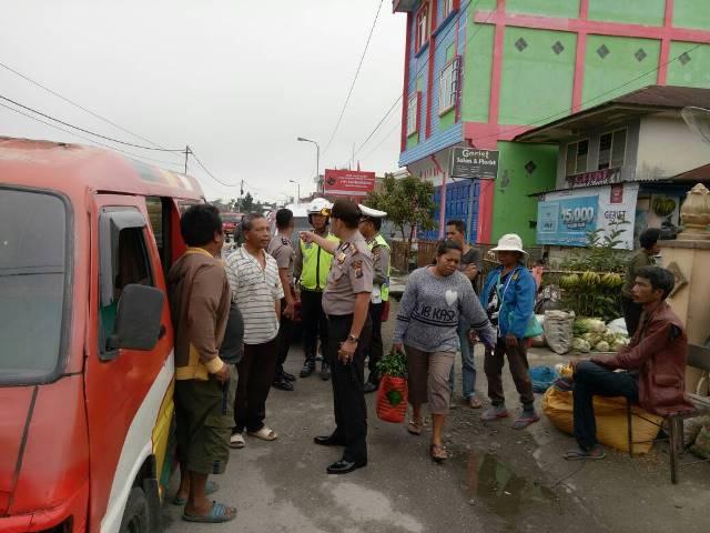 Kapolres Taput, AKBP DR Taripar Hutabarat Turun ke Pasar Ajak Supir Angkot Berdialog