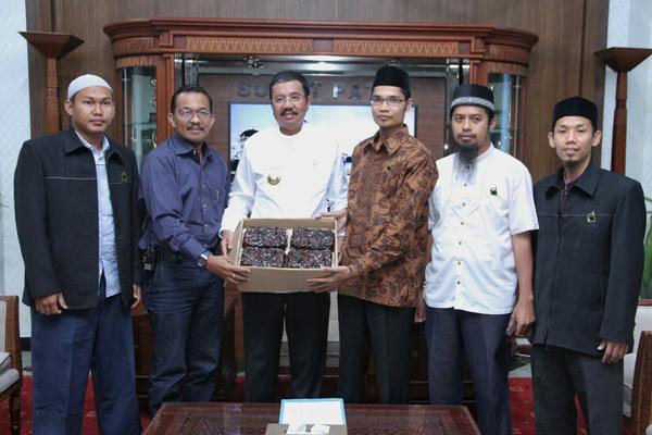 Setengah Ton Kurma ke Daerah Pada Safari Ramadhan Provsu