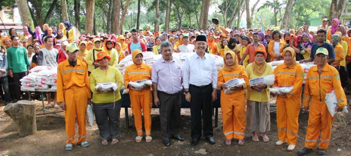 1.500 Petugas Kebersihan Lapangan Terima Sembako Jelang Idul Fitri