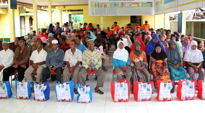 10.000 Warga Kurang Mampu Terima Zakat