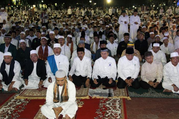 Ribuan Umat Muslim Hadiri Peringatan Nuzulul Quran Bersama Ustadz Arifin Ilham