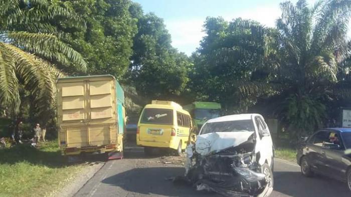 Lakalantas Melibatkan 4 Kendaraan Terjadi di Lintas Siantar-Tebing, Pengendara Masuk Kolong