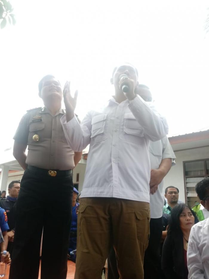 Massa Teriak, Turunkan Kapolres Taput di Depan Kantor KPU Taput