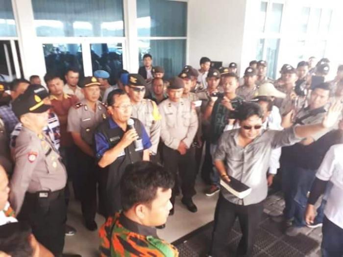Aliansi Masyarakat Anti Kekerasan & Intimidasi: Berdemonstrasi