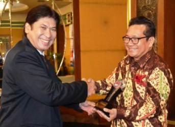 Dinilai Berprestasi, Dokter Makson Purba Terima Penghargaan 