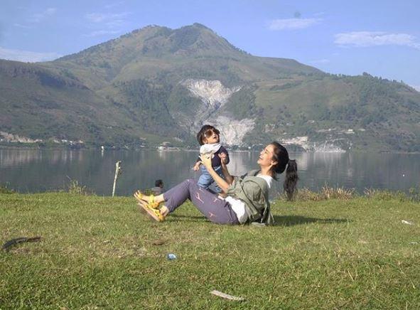 5 Potret Gemas Salma Dewanto di Tepi Danau Toba Menemani Atiqah Hasiholan Shooting Film Pariban Idola