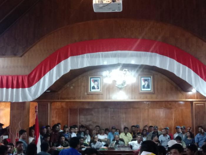 Massa Orasi di KPU dan kantor DPRD Tapanuli Utara
