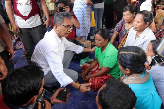 Sihar Kunjungi Keluarga Korban KMP Sinar Bangun