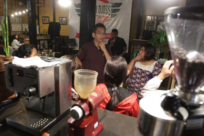Sihar Selalu Menyempatkan Nikmati Kopi di Setiap Kunjungan