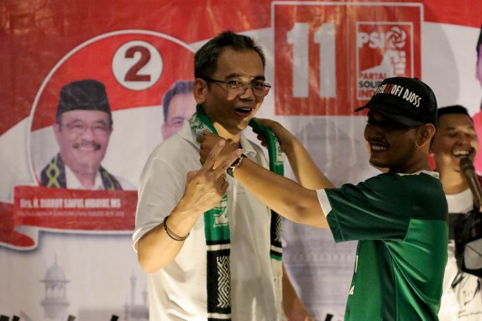 Ini Pesan di Balik SMeCK Hooligan Basis Binjai Menyelempangkan Syal PSMS ke Sihar