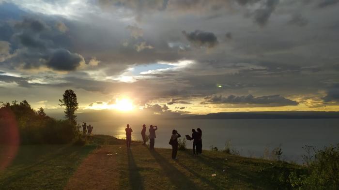 Keindahan Danau Toba dari Bukit Singgolom Pukau Pengunjung TCWMF