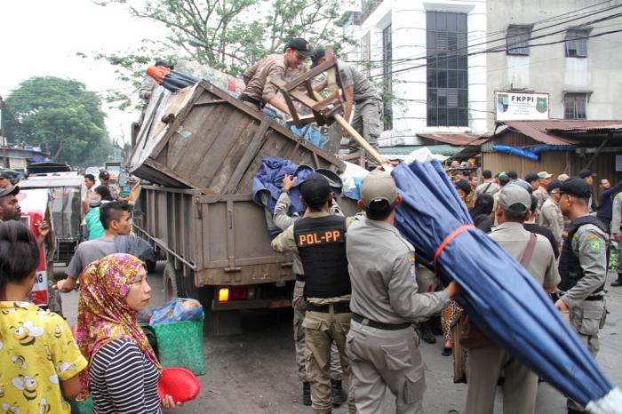 Salah Seorang Petugas Nyaris Ditikam