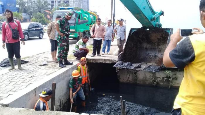 Atasi Genangan Air Drainase Jalan Amal dan Sisingamangaraja Dikorek